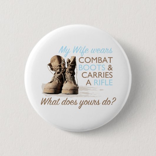 Meine Ehefrau trägt Kampf-Stiefel Button (Vorderseite)