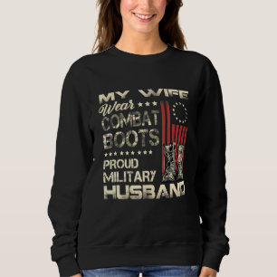 Meine Ehefrau trägt Kampfstiefel, die ein militäri Sweatshirt
