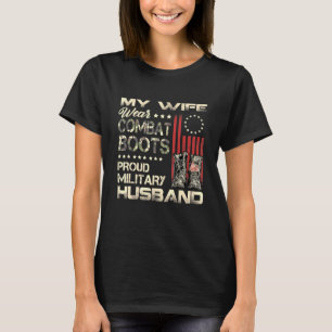 Meine Ehefrau trägt Kampfstiefel, die ein militäri T-Shirt