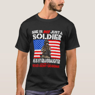 Meine Enkelin ist eine Soldatin Militär-Stolzarmee T-Shirt