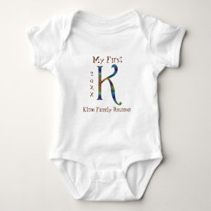 Meine erste Wiedersehen-Familie farbiger Letter K Baby Strampler