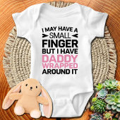 Meine Finger mögen klein sein, aber ich habe schon Baby Strampler