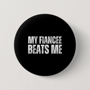 Meine Freundin schlägt mich Funny Engagement Party Button