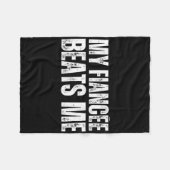 Meine Freundin schlägt mich Funny Engagement Party Fleecedecke (Vorderseite (Horizontal))