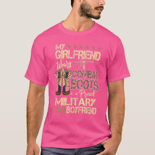 Meine Freundin trägt Kampfstiefel Proud Military B T-Shirt