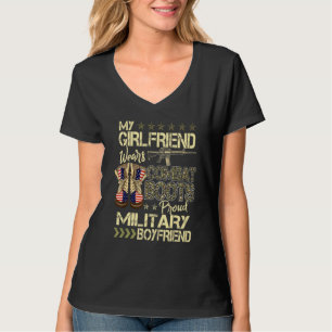 Meine Freundin trägt Kampfstiefel Stolz Militär B T-Shirt