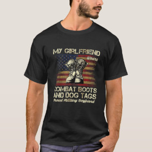 Meine Freundin trägt Kampfstiefel und Hundemarken T-Shirt