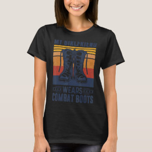 Meine Freundin trägt Retrostil-Kampfstiefel T-Shirt