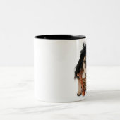 Meine Höhle oder Ihre? Zweifarbige Tasse (Mittel)