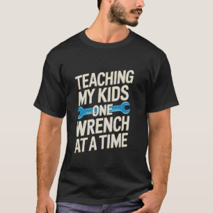 Meine Kinder lernen mit einem Finger auf dem Auto T-Shirt
