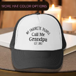 Meine Lieblings-Leute nennen mich Opa Est. Jahr Truckerkappe<br><div class="desc">Dieses coole Typografie-Design lautet: "Meine Lieblings-Leute nennen mich Opa est. 2025" in schwarzem Text,  perfekt als Geschenk für einen aktuellen oder bald Großvater für Vatertag,  Geburtstag oder jede Gelegenheit. Auch gut für Fotos mit der Familie zu tragen.</div>