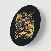 Meine Lieblingsmenschen nennen mich Oma am Muttert Runde Wanduhr (Winkel)