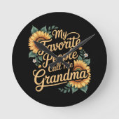Meine Lieblingsmenschen nennen mich Oma am Muttert Runde Wanduhr (Vorderseite)