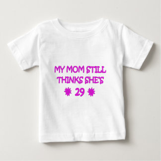 Meine Mama denkt immer noch, sie sei 29 Baby T-shirt