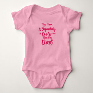 Meine Mama ist definitiv Cool als mein Vater Baby Strampler