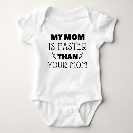 Meine Mama ist schneller als deine Mama witzig läu Baby Strampler (Vorderseite)