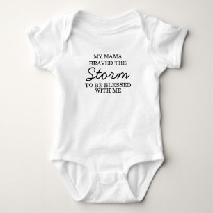 Meine Mama trotzte dem Sturm, um mit mir gesegnet Baby Strampler