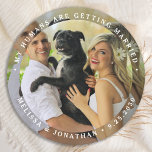 Meine Menschen heiraten ein Foto für den eigenen H Runder Pappuntersetzer<br><div class="desc">Feiern Sie Ihre Verlobung und geben Sie einzigartigen Hunde Hochzeit speichern Sie die Daten mit diesem maßgeschneiderten Foto, und personalisierte "My Humans Are Getting Married" Hochzeit speichern das Datum Untersetzer. Dieser maßgeschneiderte Foto Hochzeit Untersetzer ist perfekt für Verlobungsfreunde, und eine Alternative zum Hund speichern Sie die Datumskarten. Passen Sie Ihre...</div>