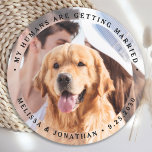 Meine Menschen werden Verlobung Hund Foto heiraten Runder Pappuntersetzer<br><div class="desc">Feiern Sie Ihre Verlobung und geben Sie einzigartigen Hunde Hochzeit speichern Sie die Daten mit diesem maßgeschneiderten Foto, und personalisierte "My Humans Are Getting Married" Hochzeit speichern das Datum Untersetzer. Passen Sie Ihre Lieblings-Fotos, Namen und Datum an. Dieser maßgeschneiderte Foto Hochzeit Untersetzer ist perfekt für Verlobungsfreunde, und eine Alternative zum...</div>