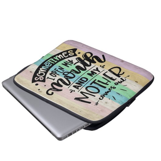 Meine Mutter bekommt ein Geschenk von ihrer Mutter Laptopschutzhülle (Vorne Knopf)