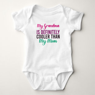 Meine Oma ist definitiv Cool als meine Mama Baby Strampler