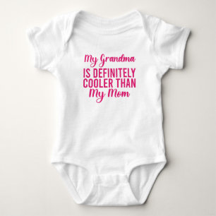Meine Oma ist definitiv Cool als meine Mama Baby Strampler