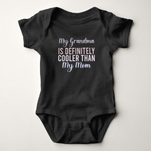 Meine Oma ist definitiv Cool als meine Mama Baby Strampler