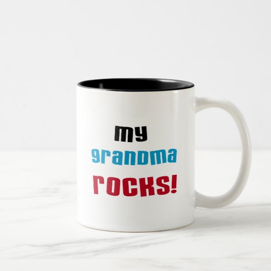 Meine Oma Rocks T - Shirt und Geschenke Zweifarbige Tasse (Rechts)