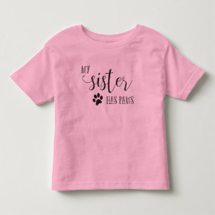 Meine Schwester hat PAWS-Typografie Kleinkind T-shirt