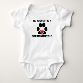 Meine Schwester ist ein Goldendoodle Baby Strampler