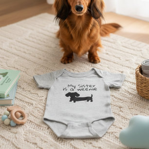 Meine Schwester ist ein Würstchen - Dackel Dog Bab Baby Strampler