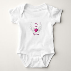 Meine Schwester, meine Helden, Flügel und Herz 2 Baby Strampler
