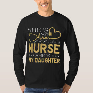 Meine Tochter ist eine Krankenschwester, die Mama  T-Shirt