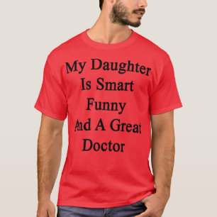 Meine Tochter ist klug lustig und ein guter Arzt. T-Shirt