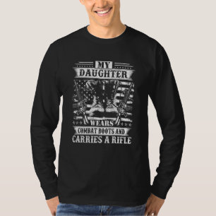 Meine Tochter trägt Kampfstiefel, die ein Gewehr t T-Shirt