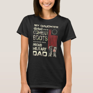 Meine Tochter trägt Kampfstiefel mit einem stolzen T-Shirt