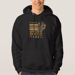 Meine Tochter trägt Kampfstiefel mit stolzem milit Hoodie