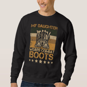 Meine Tochter trägt Kampfstiefel mit stolzem milit Sweatshirt