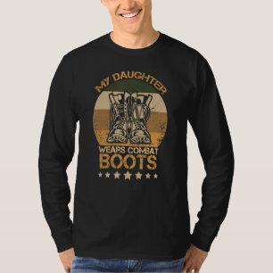 Meine Tochter trägt Kampfstiefel mit stolzem milit T-Shirt