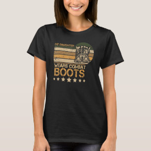 Meine Tochter trägt Kampfstiefel mit stolzem milit T-Shirt