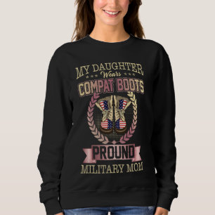 Meine Tochter trägt Kampfstiefel mit stolzer milit Sweatshirt