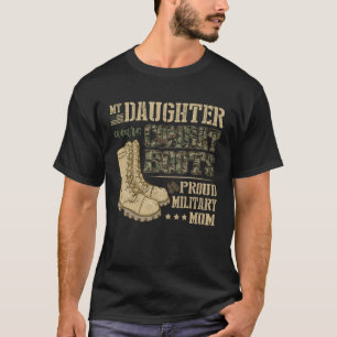Meine Tochter trägt Kampfstiefel mit stolzer milit T-Shirt