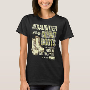 Meine Tochter trägt Kampfstiefel mit stolzer milit T-Shirt