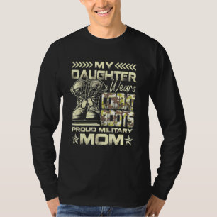 Meine Tochter trägt Kampfstiefel mit stolzer milit T-Shirt