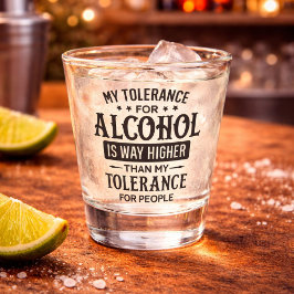 Meine Toleranz gegenüber Alkohol und Menschen Schnapsglas