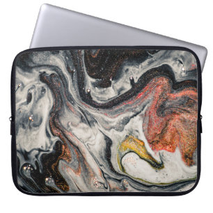 Meisterwerk des Designs. Wirbel aus Marmor und Laptopschutzhülle