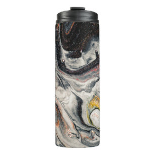 Meisterwerk des Designs. Wirbel aus Marmor und Thermosbecher