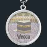 Mekka Saudi-Arabiens heiligste Stadt des Islam, Ka Versilberte Kette<br><div class="desc">Die heiligste Stadt des Islam in Saudi-Arabien,  KaabaMasjid al-Haram,  die Heilige Moschee,  umgibt die Kaaba (die mit einem Stoff bedeckte Kubikstruktur,  die der heiligste Schrein des Islam ist).  Es ist gefüllt mit Muslimen,  da sie die einzigen,  die zugelassen sind,  während sie ihre jährliche Pilgerreise namens Hajj machen.</div>