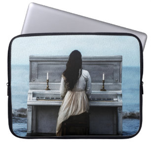 Melancholische Frau spielt Klavier am Meer Laptopschutzhülle