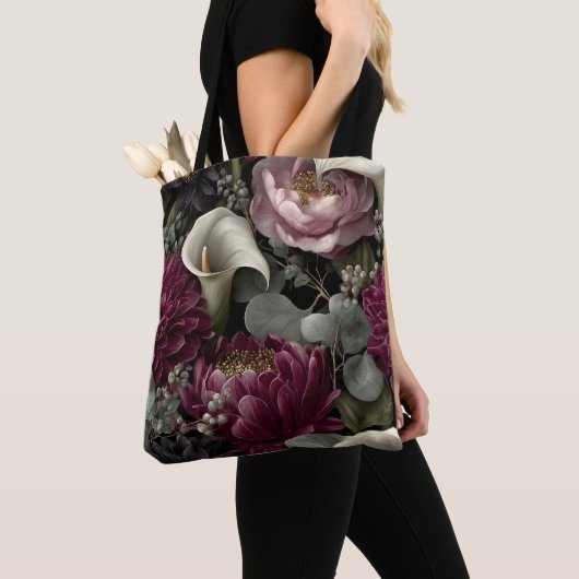Melancholisches Blumenmuster mit Dahlien und Calla Tasche (Von Nahem)